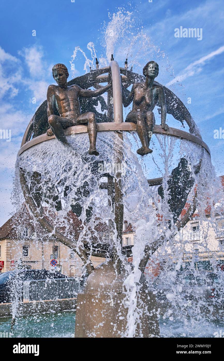 Francia, Giura, Dole, Place Jules Grevy, le Doubs e fontana Loue realizzata nel 2000 dallo scultore Pierre Duc Foto Stock