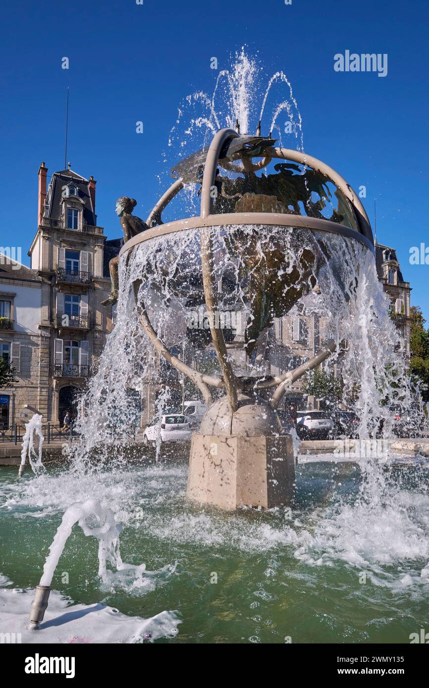 Francia, Giura, Dole, Place Jules Grevy, le Doubs e fontana Loue realizzata nel 2000 dallo scultore Pierre Duc Foto Stock