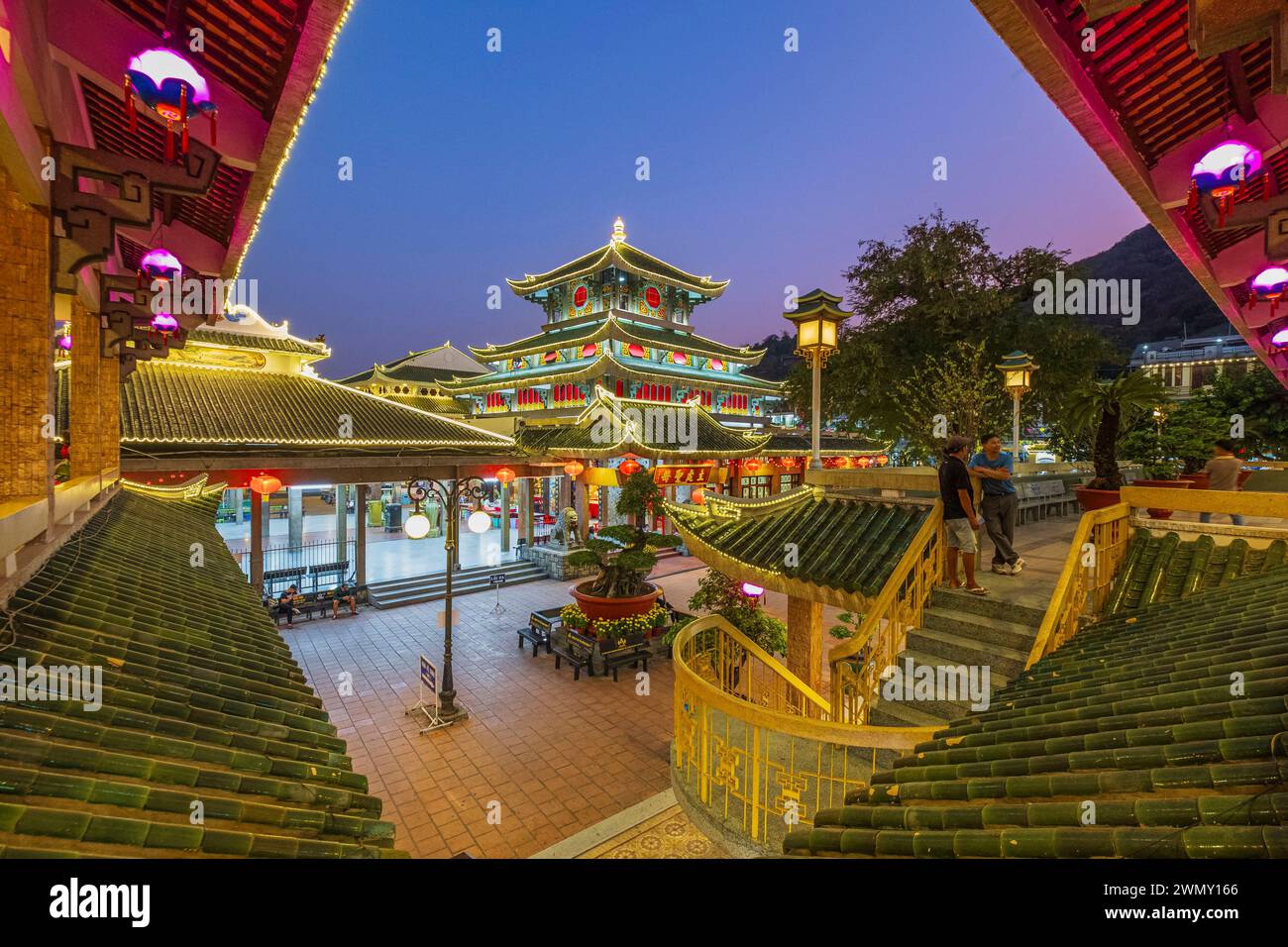 Vietnam, Delta del Mekong, provincia di An Giang, Chau Doc, distretto di Nui Sam ai piedi del Monte Sam, un importante sito di pellegrinaggio, il tempio di Ba Chua Xu Foto Stock