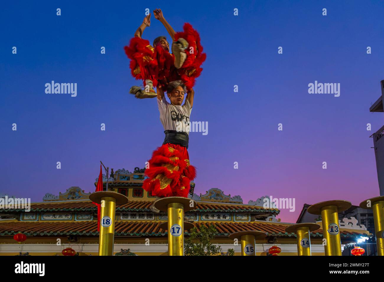 Vietnam, Delta del Mekong, provincia di An Giang, Chau Doc, giovani acrobati che provano per i festeggiamenti del Tet, Capodanno cinese Foto Stock