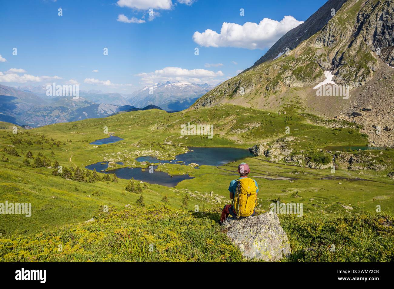 Francia, Isère, Matheysine, massiccio di Taillefer, escursione al Plateau des Lacs (2068 m) con il sentiero GR 50, lac Noir (2039 m), lac de l'Agneau e lac de la Veche, il massiccio del Meije sullo sfondo Foto Stock