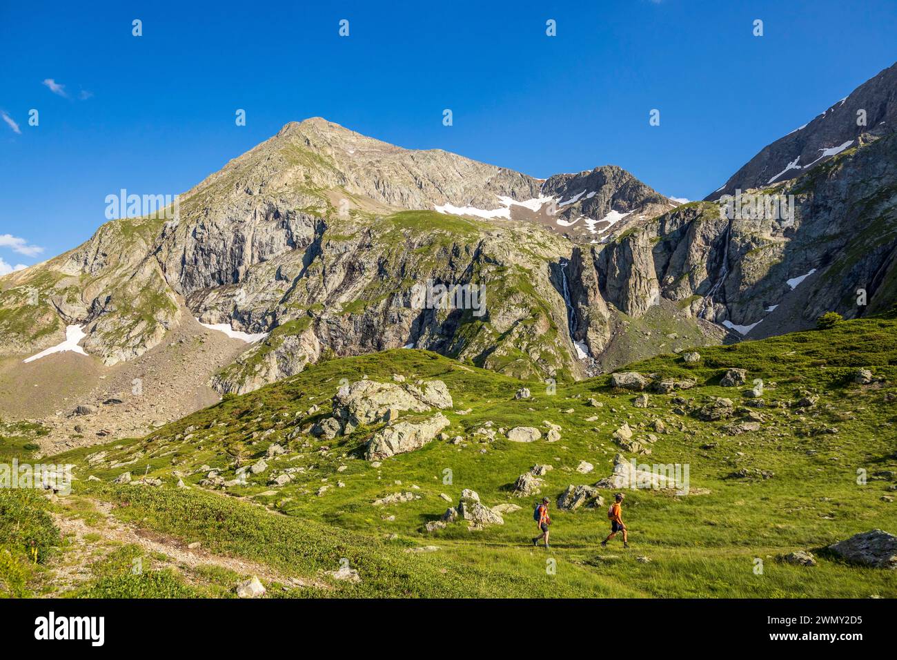 Francia, Isère, Matheysine, massiccio del Taillefer, escursionisti sul sentiero GR 50, vetta Les Rochères (2783 m) Foto Stock