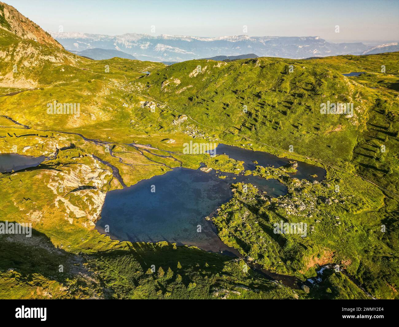 Francia, Isère, Matheysine, massiccio di Taillefer, le Plateau des Lacs (2068 m) par le sentier de grande randonnée GR 50, lac Noir et lac de l'Agneau (vista aerea) Foto Stock