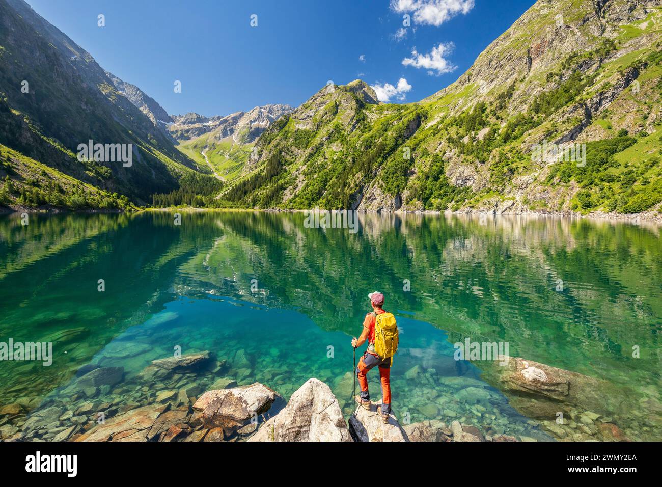Francia, Isère, Parco Nazionale Ecrins, Valle Vénéon, un escursionista contempla il Lago Lauvitel (1530 m) sul sentiero GR 54, Tour of Oisans ed Ecrins Foto Stock