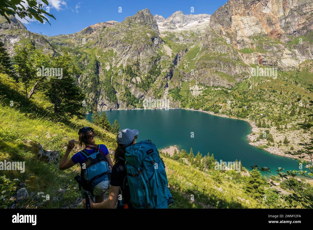 Francia, Isère, Parco Nazionale Ecrins, valle Vénéon, lago Lauvitel (1530 m), escursionisti sul sentiero GR 54, Tour de l'Oisans ed Ecrins Foto Stock