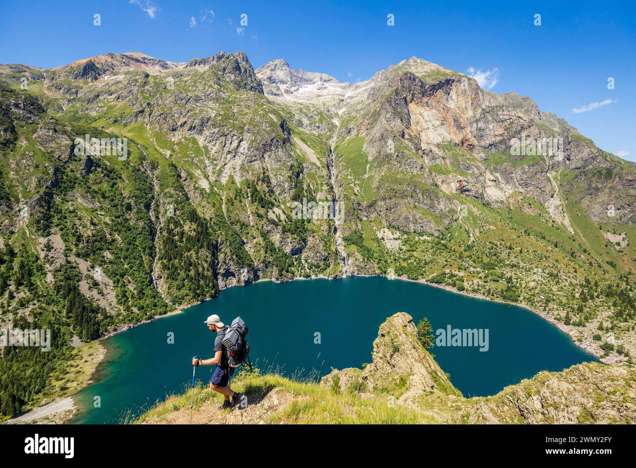 Francia, Isère, Parco Nazionale Ecrins, valle Vénéon, lago Lauvitel (1530 m), escursionista sul sentiero GR 54, Tour de l'Oisans ed Ecrins Foto Stock