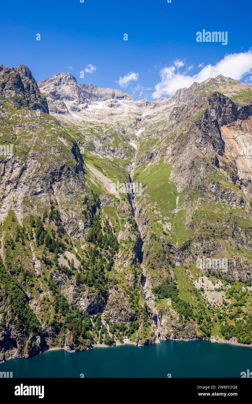 Francia, Isère, Parco Nazionale Ecrins, valle Vénéon, cascata che sfocia nel Lago Lauvitel (1530 m) sul sentiero escursionistico GR 54, Tour de l'Oisans ed ECRI Foto Stock
