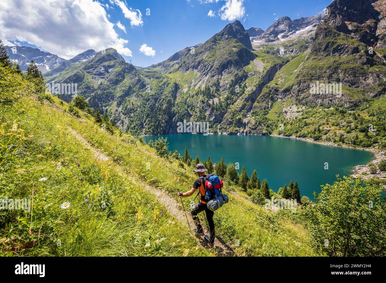 Francia, Isère, Parco Nazionale Ecrins, valle Vénéon, lago Lauvitel (1530 m), escursionista sul sentiero GR 54, Tour de l'Oisans ed Ecrins Foto Stock