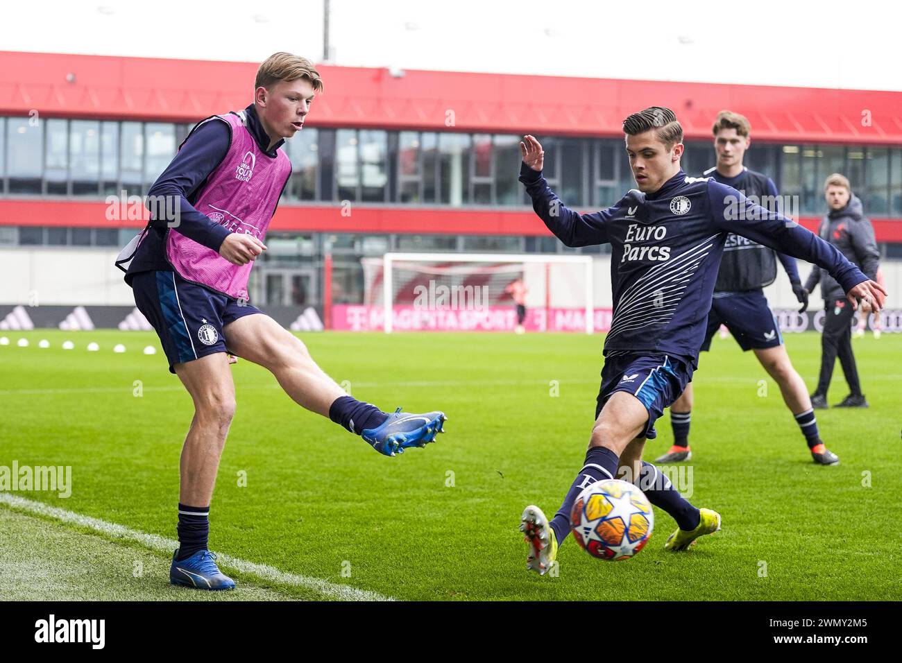 Monaco, Germania. 28 febbraio 2024. Monaco di Baviera - Jan Plug del Feyenoord O19, Mike Kleijn del Feyenoord O19 durante il round del 16 della UEFA Youth League tra Bayern Munchen O19 e Feyenoord O19 al FC Bayern Campus il 28 febbraio 2024 a Monaco di Baviera, Germania. Credito: Foto Box to Box/Alamy Live News Foto Stock