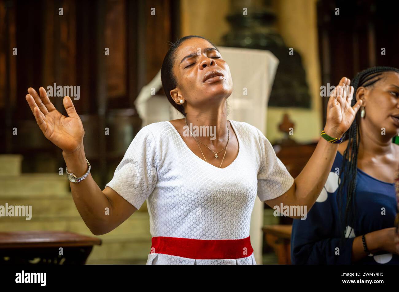 Donna che canta la domenica nella cattedrale anglicana Christ Church di Stone Town, Zanzibar, Tanzania Foto Stock
