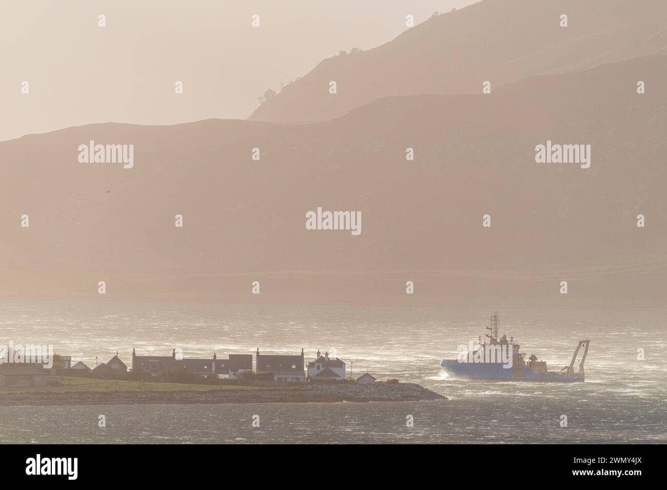 Regno Unito, Scozia, Highlands, North Coast 500 Route, Ullapool, barca di ritorno al porto durante una tempesta Foto Stock