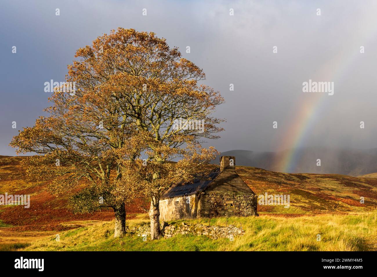 Regno Unito, Scozia, Highlands, North Coast 500 Route, Bothy e arcobaleno Foto Stock