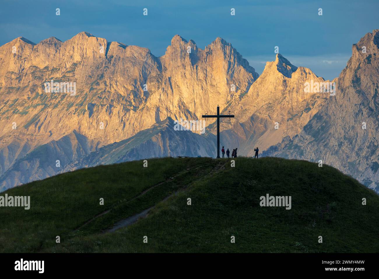 Francia, Isère, la Salette-Fallavaux, si incrociano sul sentiero GR 50 in cima alla collina che domina il santuario di Notre-Dame de la Salette, le cime del monte Faraut nel massiccio del Dévoluy sullo sfondo Foto Stock