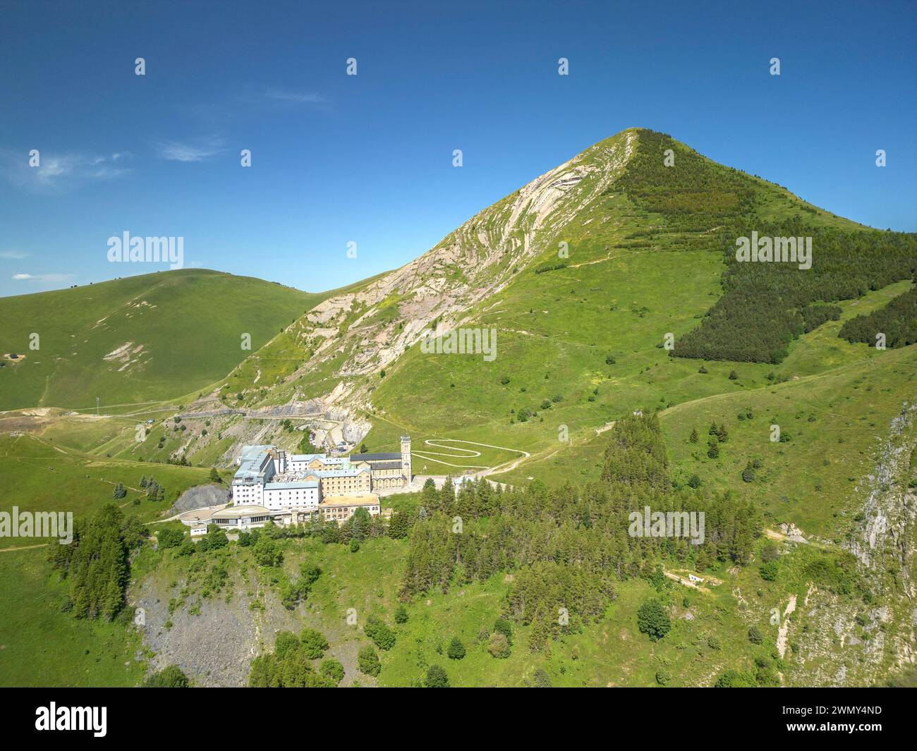 Francia, Isère, la Salette-Fallavaux, santuario Notre-Dame de la Salette e cima Gargas (2208 m) (vista aerea) Foto Stock