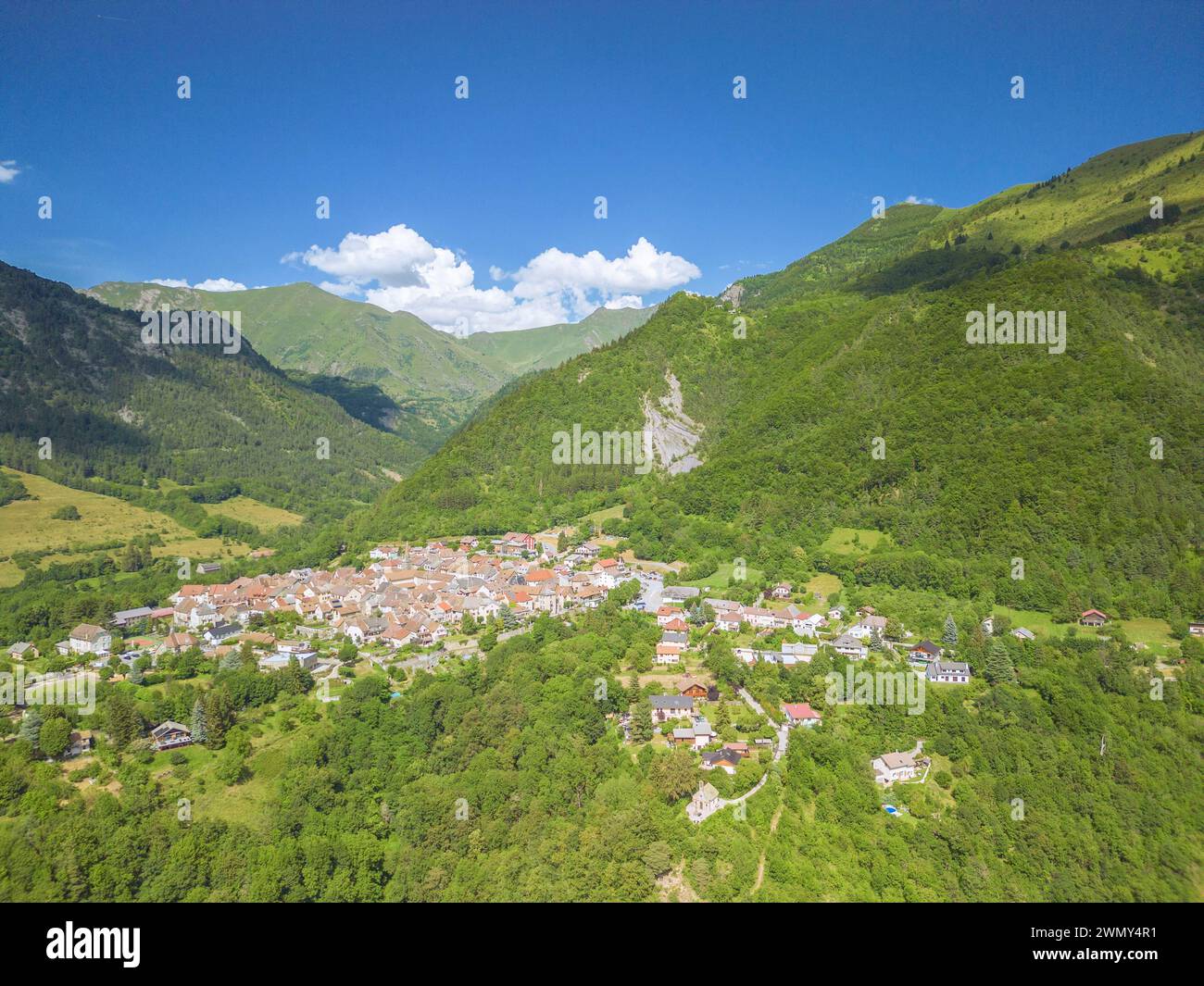 Francia, Isère, Matheysine, il villaggio del corpo sulla Route Napoleon RN 85 (vista aerea) Foto Stock