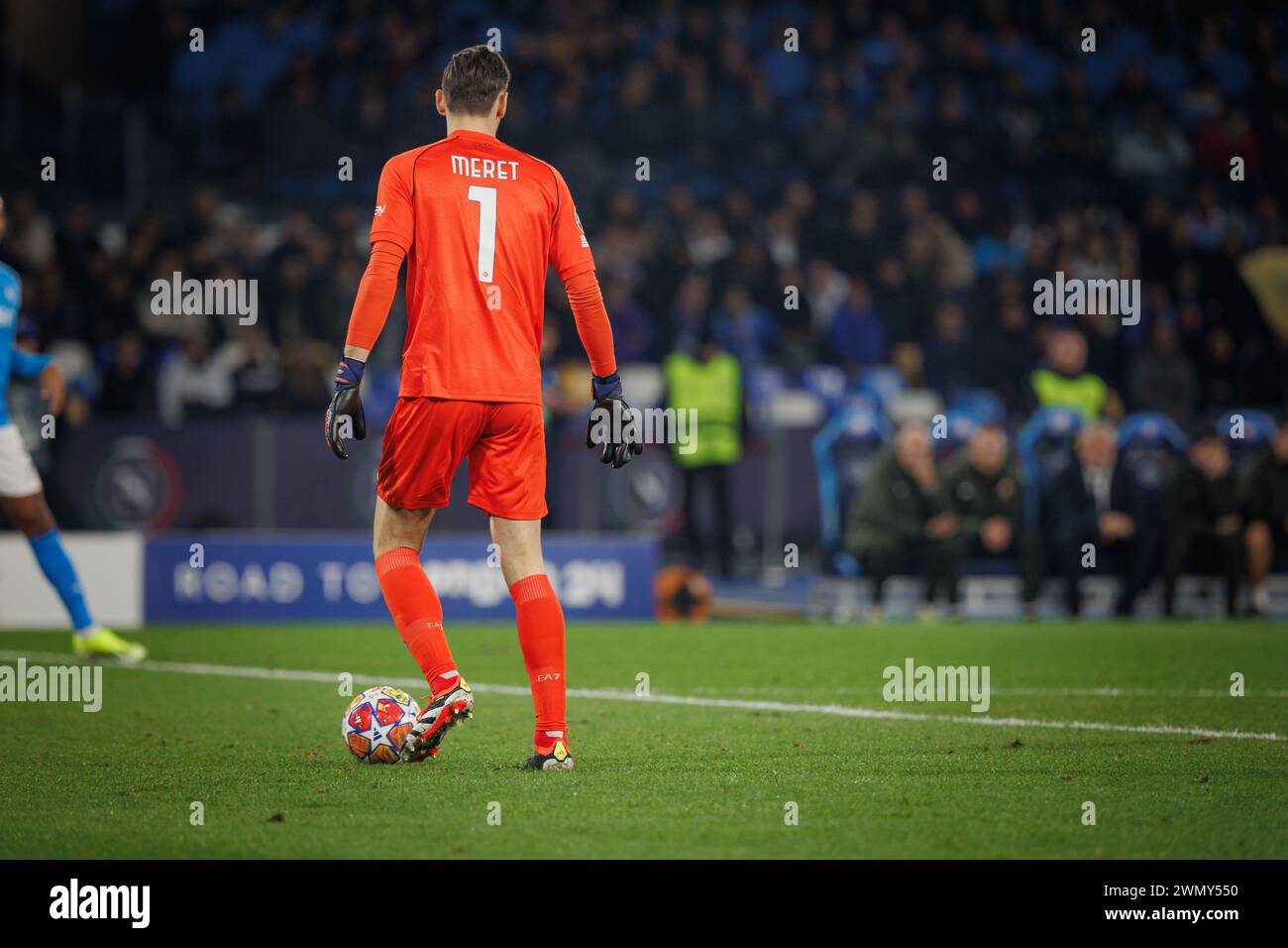 Alex Meret durante la partita di UEFA Champions League 23/24 tra il Napoli e il Barcellona allo Stadio Diego Armando Maradona, Napoli. (Maciej Rogow Foto Stock
