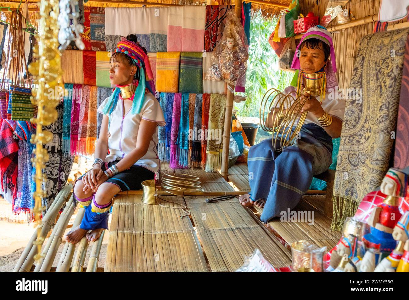 Thailandia, Chiang Rai, villaggio della tribù Kayan, Giraffe o Padaung Woman Foto Stock