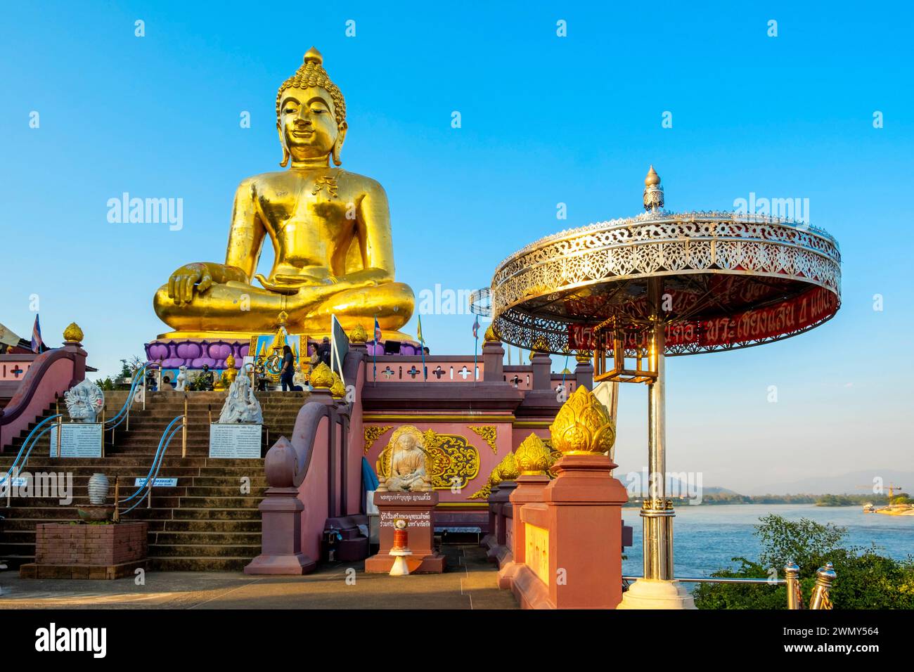 Thailandia, provincia di Chiang Rai, SOP Ruak, Triangolo d'Oro, Buddha dorato sulle rive del Mekong Foto Stock