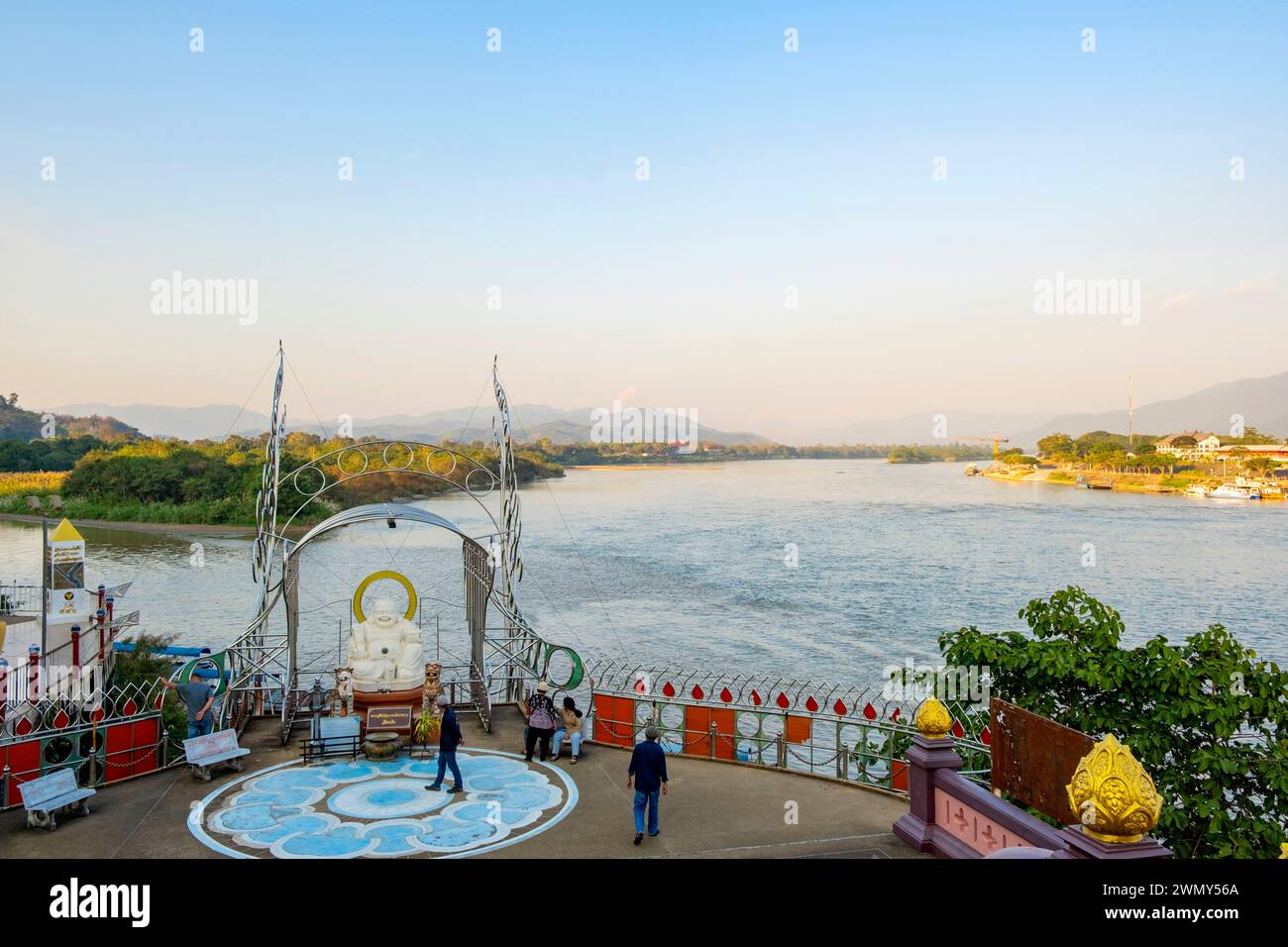 Thailandia, provincia di Chiang Rai, SOP Ruak, Triangolo d'Oro, Buddha dorato sulle rive del Mekong Foto Stock
