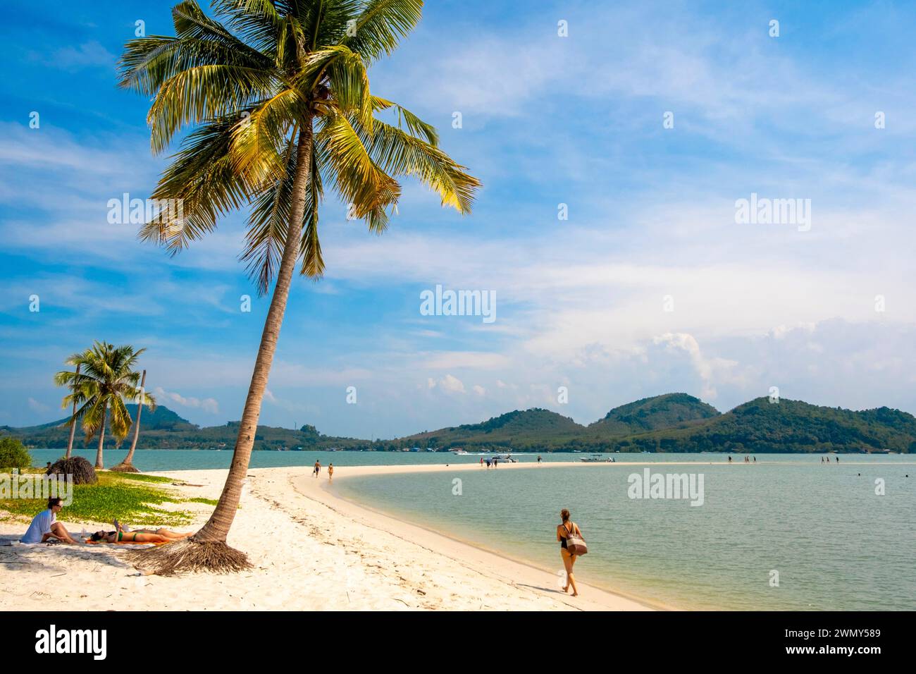 Thailandia, provincia di Phuket, isola di Koh Yao Yai, banca di sabbia bianca Hua Lam Haad Foto Stock