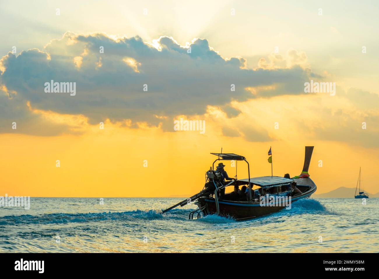 Thailandia, provincia di Krabi, West Railay, barca a coda lunga, barca a coda lunga al tramonto Foto Stock
