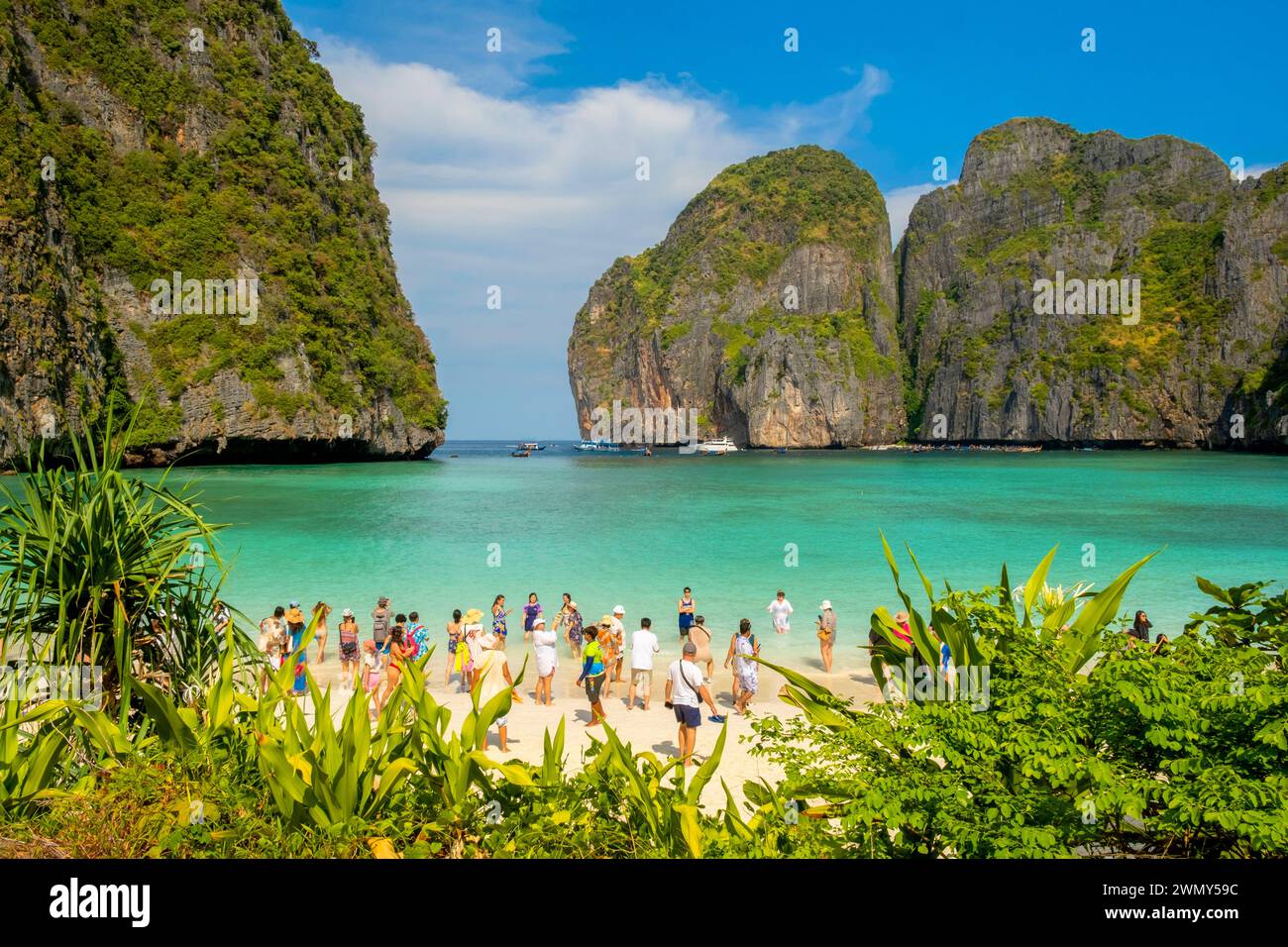 Thailandia, provincia di Krabi, isola di Koh Phi Phi Leh, turisti nella baia Maya, divieto di nuotare Foto Stock