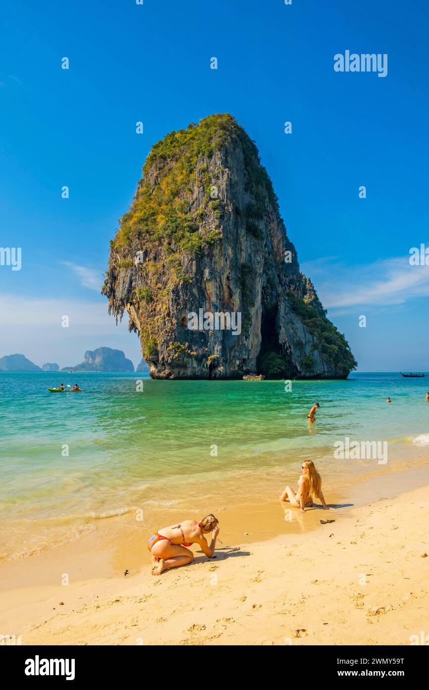 Thailandia, provincia di Krabi, West Railay, spiaggia Hat Phra Nang Foto Stock