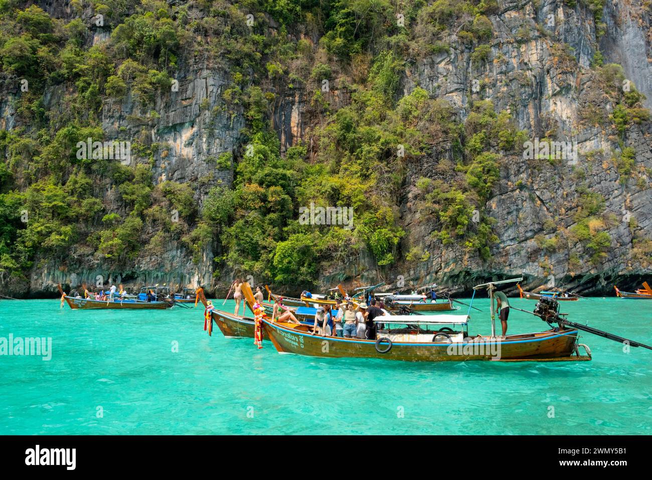 Thailandia, provincia di Krabi, isola di Koh Phi Phi Leh, barca a coda lunga, barca a coda lunga Foto Stock