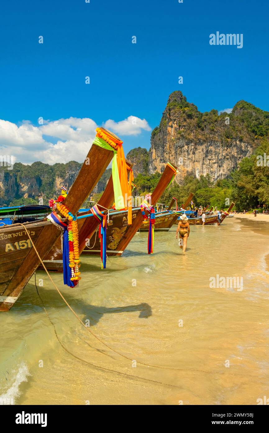 Thailandia, provincia di Krabi, West Railay, barca a coda lunga, barca a coda lunga sulla spiaggia Foto Stock