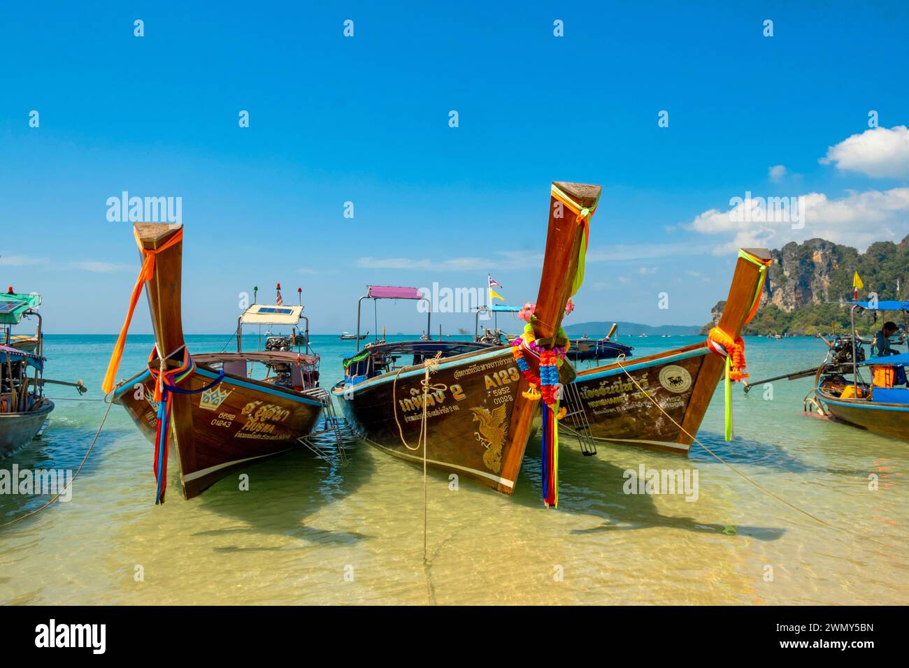 Thailandia, provincia di Krabi, West Railay, barca a coda lunga, barca a coda lunga sulla spiaggia Foto Stock