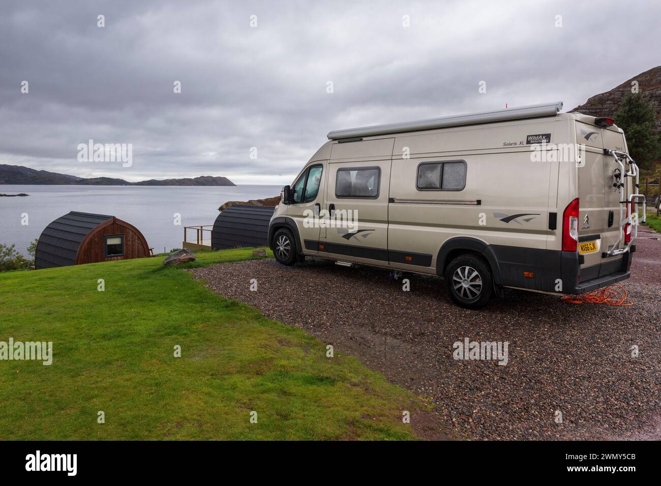 Regno Unito, Scozia, Highlands, North Coast 500 Road, West Ross, Shieldaig, campeggio e cabine Shieldaig, campeggio auto Foto Stock