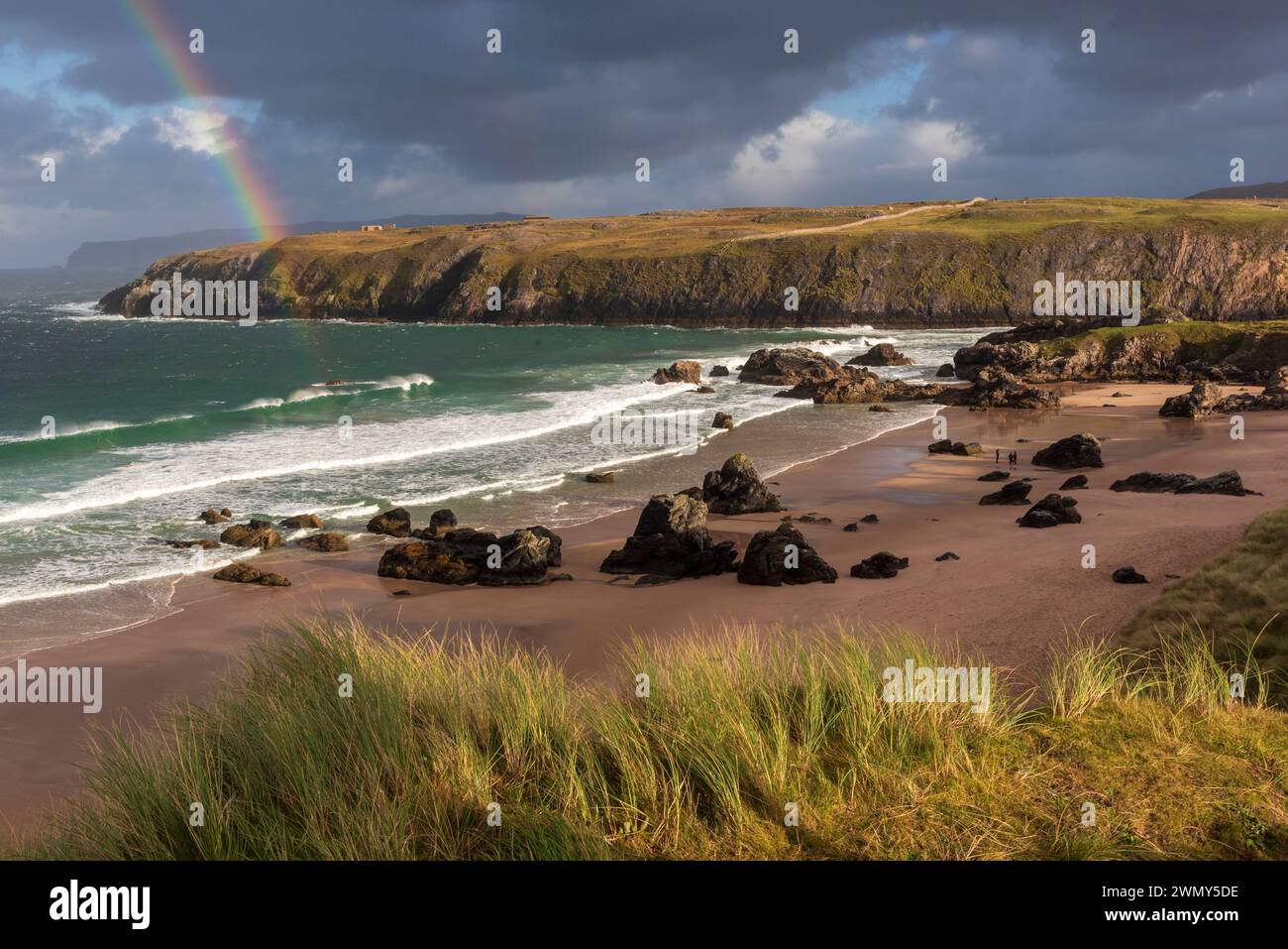 Regno Unito, Scozia, Highlands, North Coast 500 Road, Durness, Sango Sands e arcobaleno Foto Stock