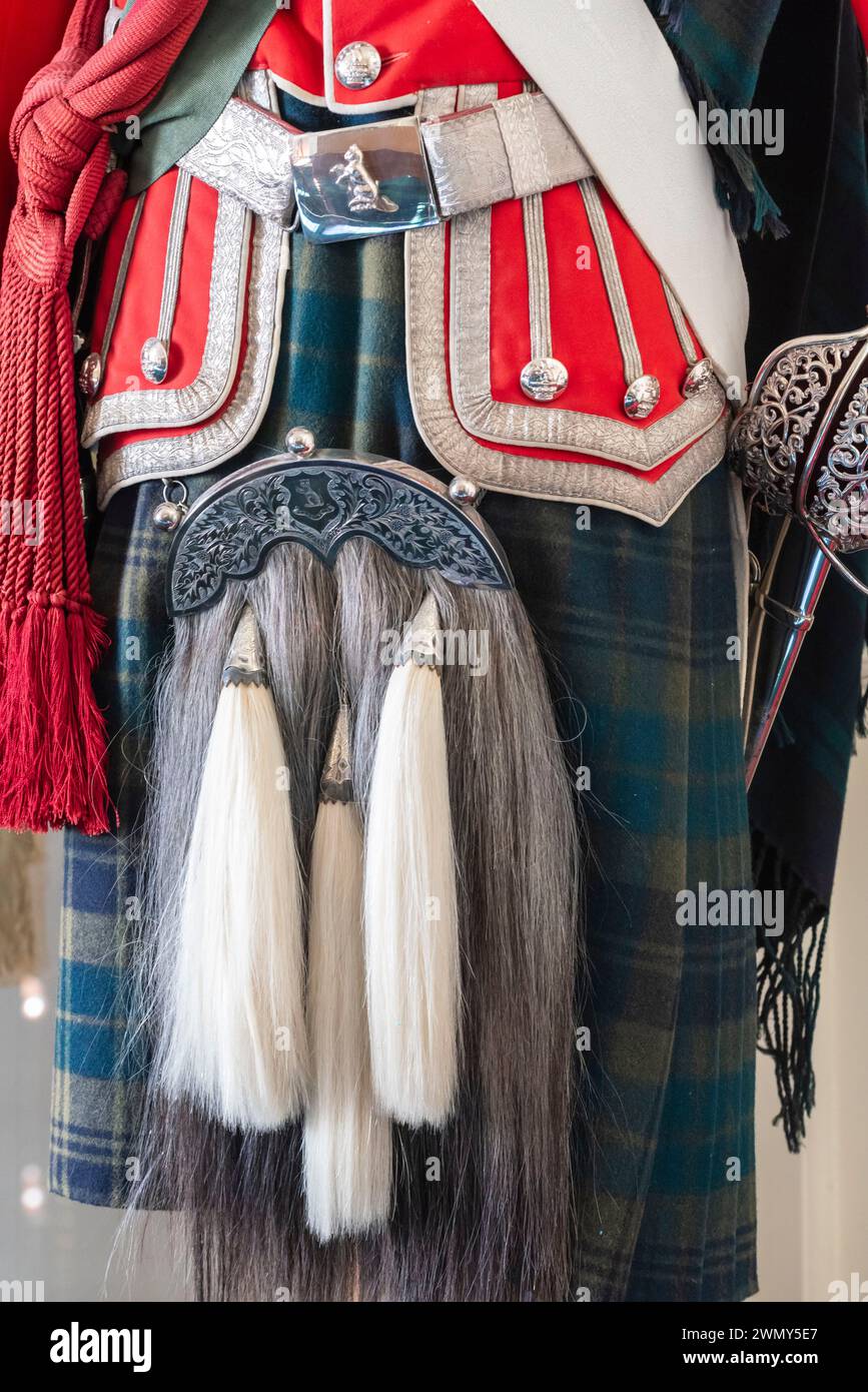 Regno Unito, Scozia, Highlands, North Coast 500 Route, Sutherland, Golspie, Dunrobin Castle, Military Room, uniforme del V duca di Sutherland, colonnello del V battaglione dei Seaforth Highlanders Foto Stock
