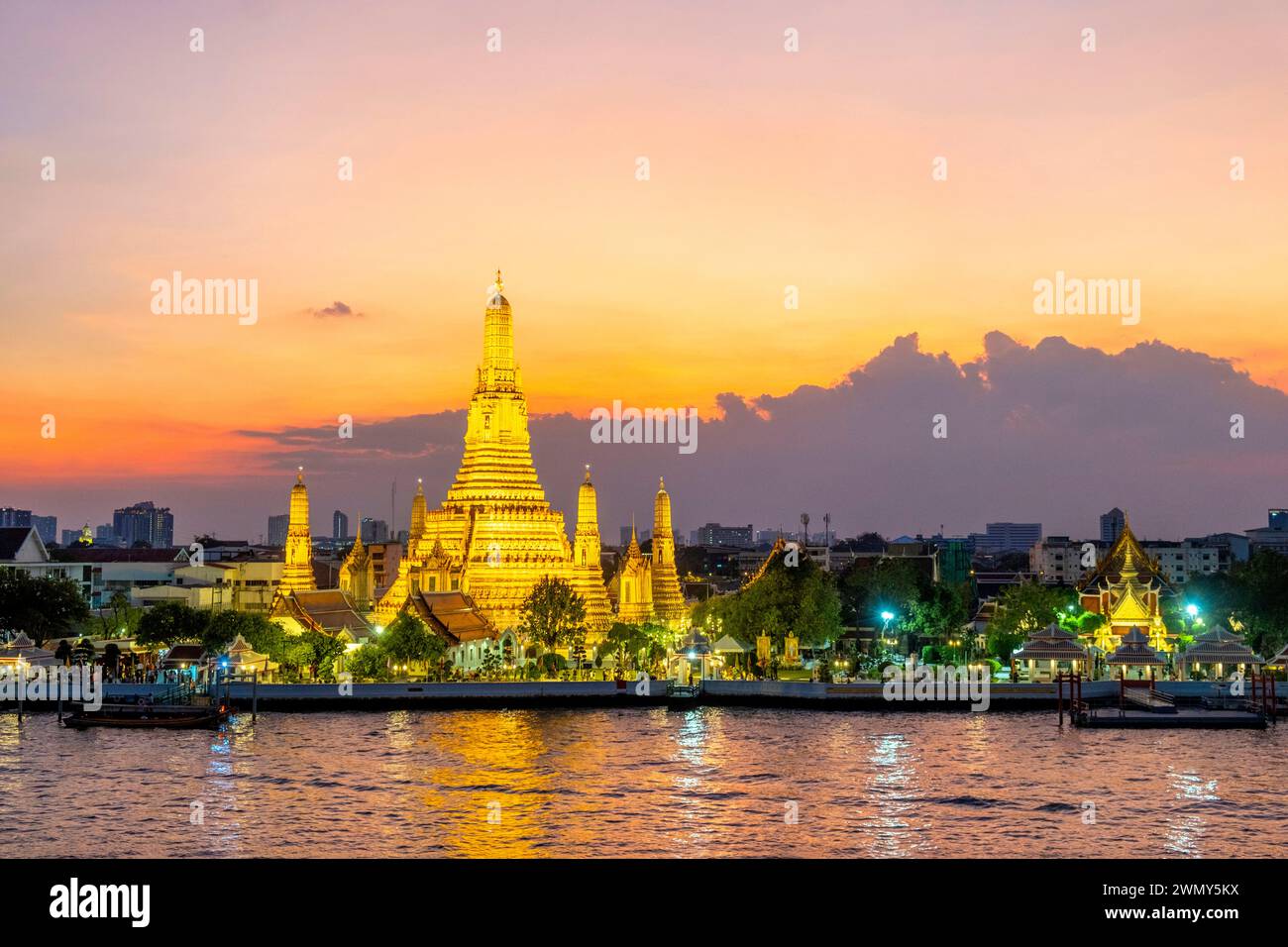 Thailandia, Bangkok, tramonto sul Tempio dell'Alba di Wat Arun e sul fiume Chao Phraya Foto Stock