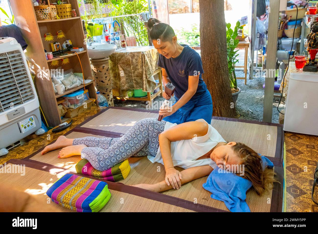 Thailandia, Chiang mai, tradizionale massaggio Tok Sen Foto Stock