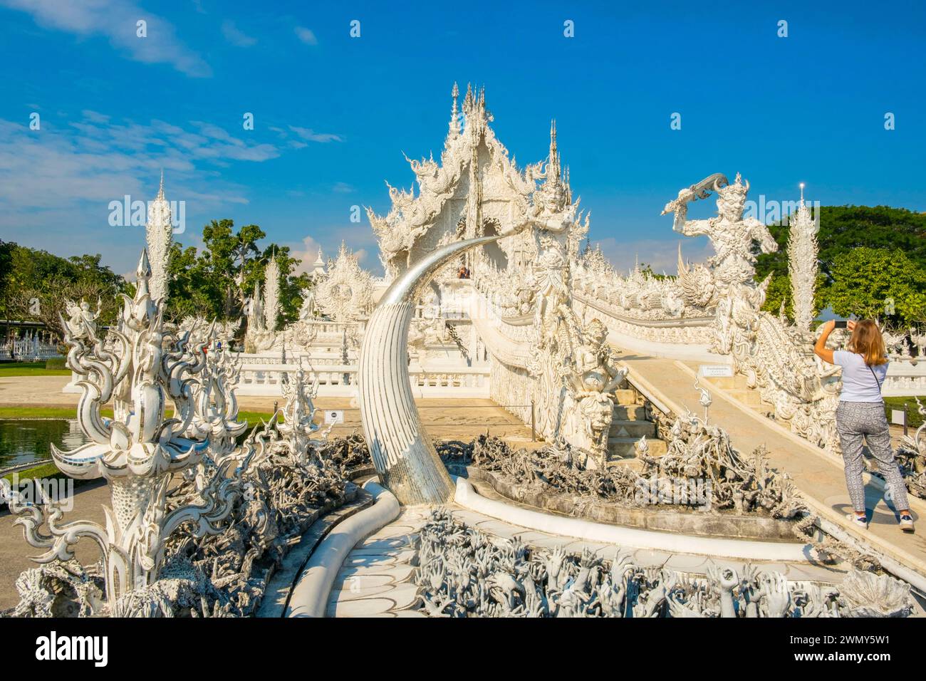 Thailandia, Chiang Rai, tempio Wat Rong Khum o tempio bianco Foto Stock