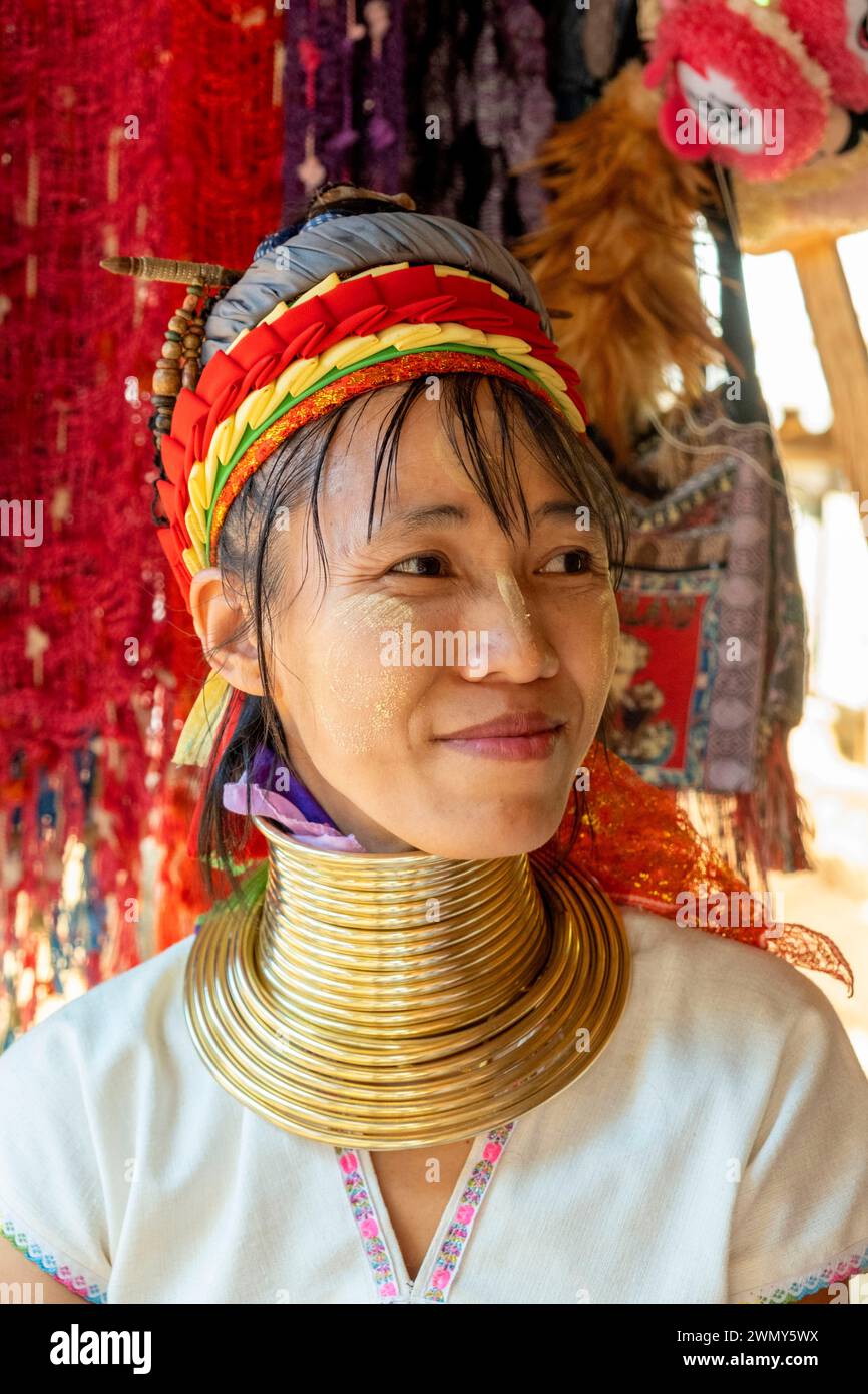 Thailandia, Chiang Rai, villaggio della tribù Kayan, Giraffe o Padaung Woman Foto Stock