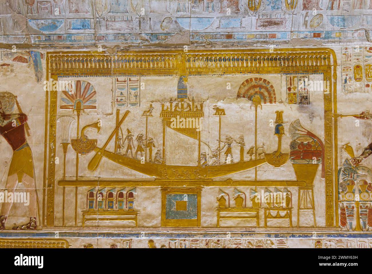 Egitto, Sohag, Abydos, città di pellegrinaggio dei faraoni dichiarata Patrimonio dell'Umanità dall'UNESCO, tempio di Seti i, bassorilievo della barca sacra Foto Stock