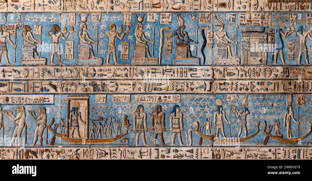 Egitto, Qena, Dendera, templi faraonici nell'alto Egitto, risalenti al periodo tolemaico e romano, patrimonio dell'umanità dall'UNESCO, tempio di Hathor, soffitto della sala ipostila Foto Stock