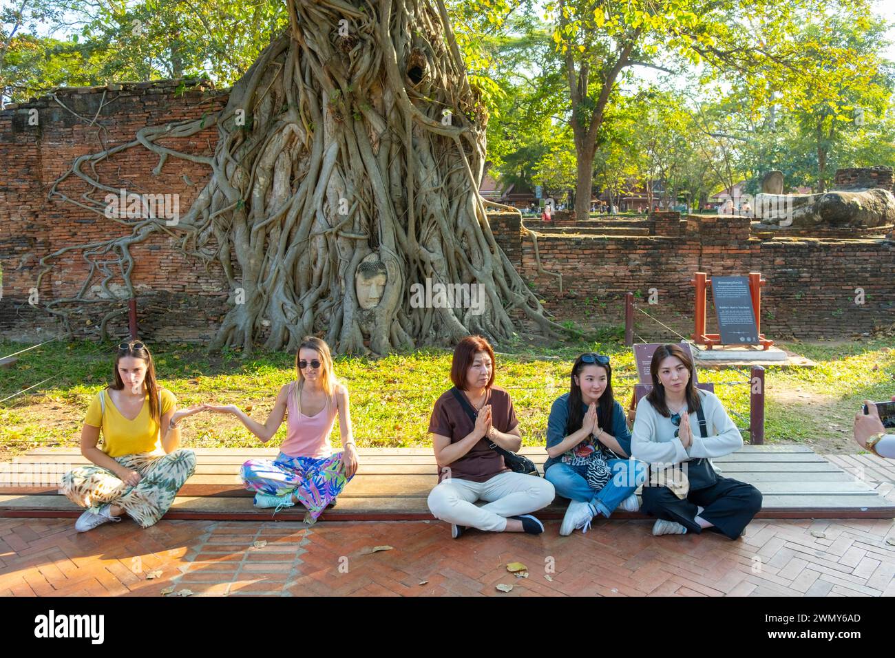Thailandia, Ayutthaya, patrimonio mondiale dell'UNESCO, tempio Wat Phra Mahathat, tour in bicicletta Foto Stock