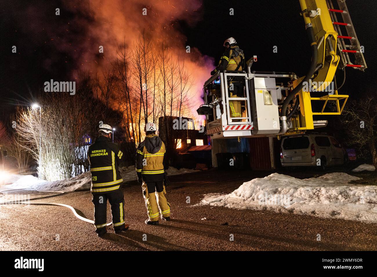 Godegård, Svezia. 27 febbraio 2024. Fuoco in una casa a Godegård, appena a nord di Motala, in Svezia, durante il martedì sera. Servizi di emergenza, servizi di polizia e ambulanza sul posto durante la sera. Crediti: Jeppe Gustafsson/Alamy Live News Foto Stock