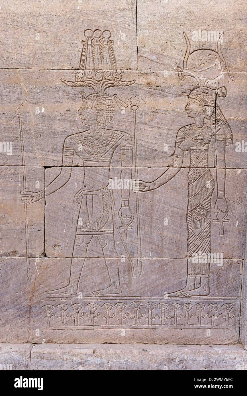 Egitto, Assuan, monumenti nubiani da Abu Simbel a file, patrimonio mondiale dell'UNESCO, tempio Kalabsha, dio nubiano Mandulis e Iside Foto Stock