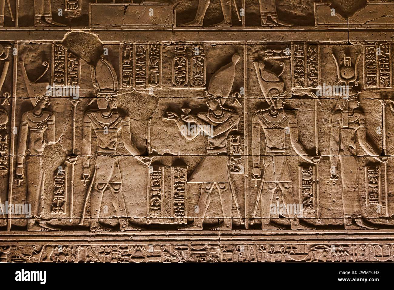 Egitto, Assuan, monumenti nubiani da Abu Simbel a file, patrimonio dell'umanità dell'UNESCO, tempio di Kalabsha, bassorilievo sul muro Foto Stock