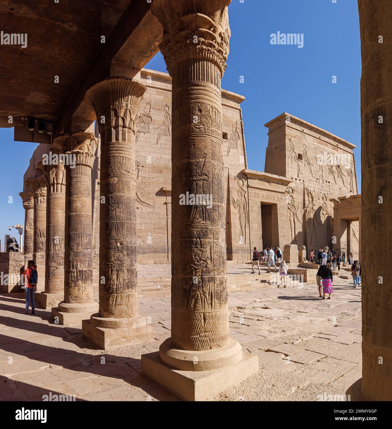 Egitto, Assuan, monumenti nubiani da Abu Simbel a file, patrimonio dell'umanità dell'UNESCO, tempio di Iside a file, colonnato e primo pilone Foto Stock