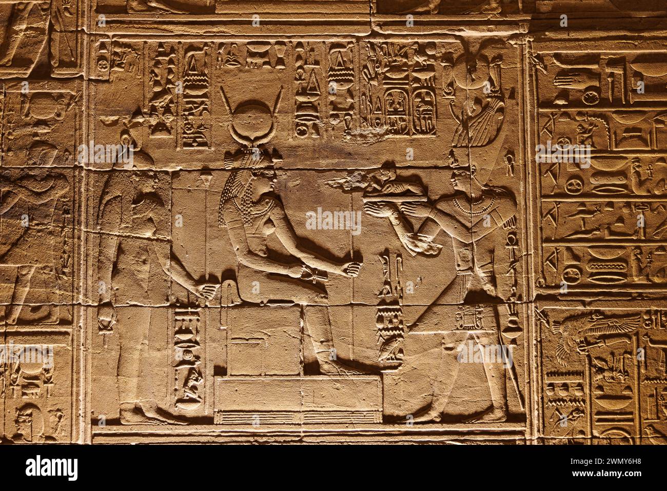 Egitto, Assuan, monumenti nubiani da Abu Simbel a file, patrimonio dell'umanità dell'UNESCO, tempio di Iside a file, bassorilievo Foto Stock