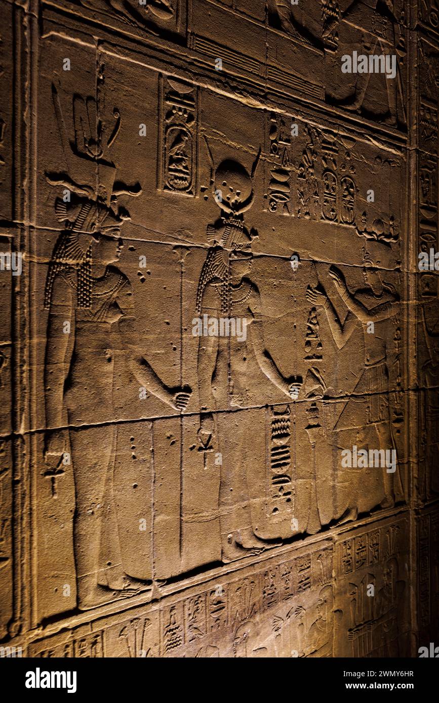 Egitto, Assuan, monumenti nubiani da Abu Simbel a file, patrimonio dell'umanità dell'UNESCO, tempio di Iside a file, bassorilievo Foto Stock