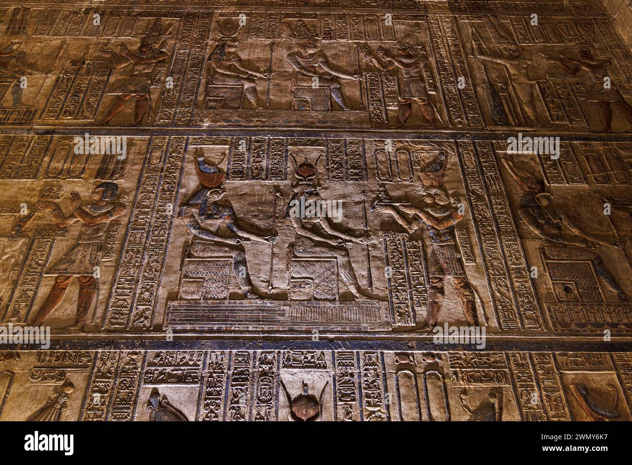 Egitto, Qena, Dendera, templi faraonici nell'alto Egitto dal periodo tolemaico e romano, patrimonio mondiale dell'UNESCO, Tempio di Hathor, bassorilievo Foto Stock