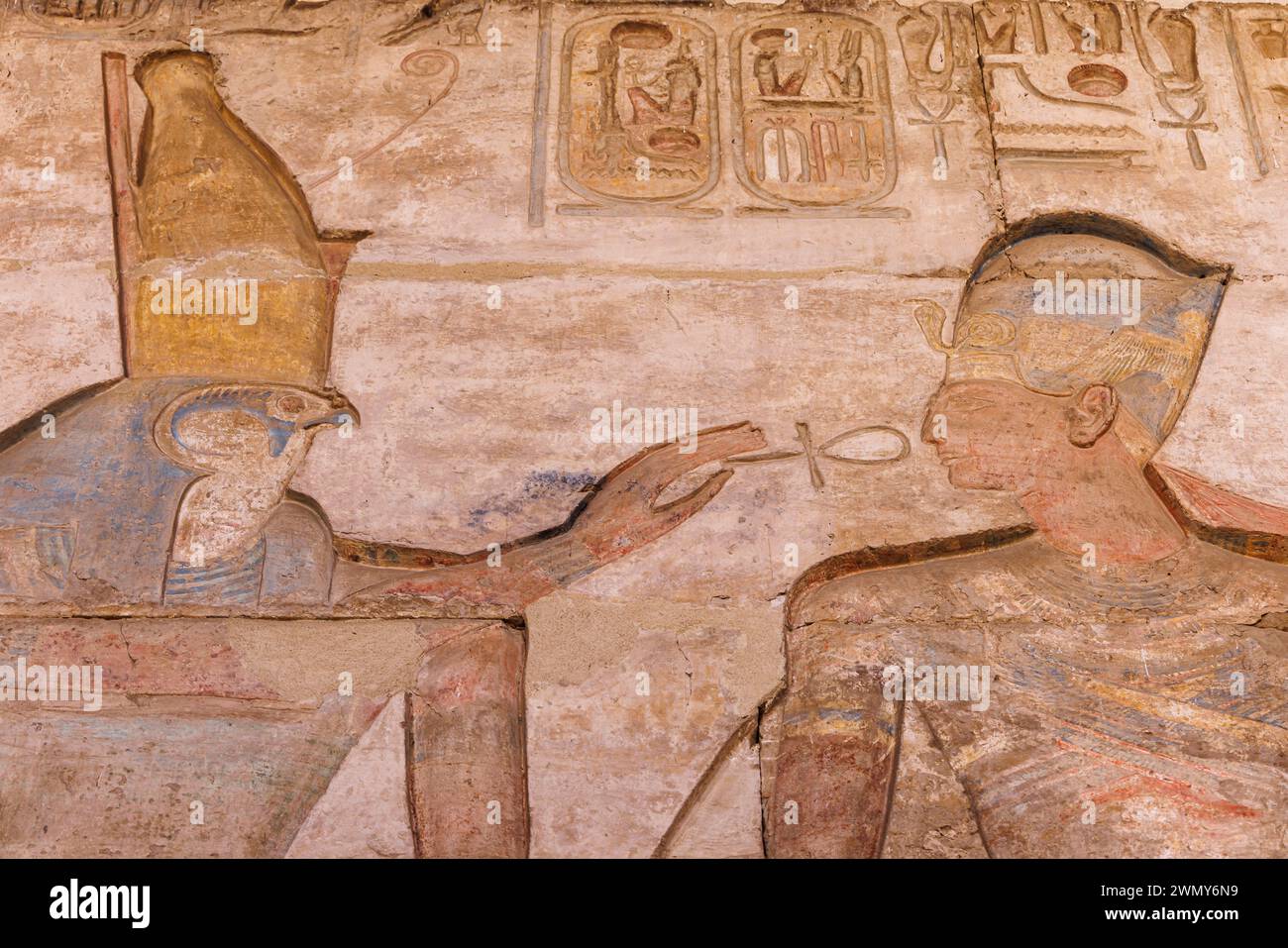 Egitto, Sohag, Abydos, città di pellegrinaggio dei faraoni dichiarata Patrimonio dell'Umanità dall'UNESCO, tempio di Seti i, bassorilievo sulle pareti esterne Foto Stock