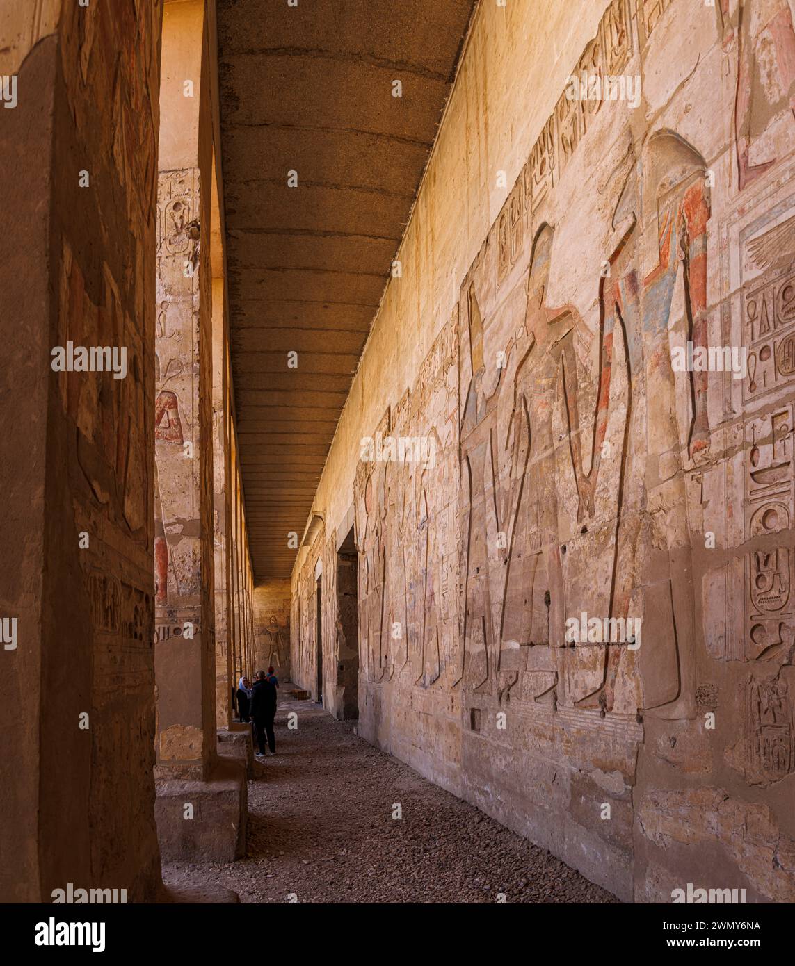 Egitto, Sohag, Abydos, città di pellegrinaggio dei faraoni dichiarata Patrimonio dell'Umanità dall'UNESCO, tempio di Seti i, bassorilievo sulle pareti esterne Foto Stock