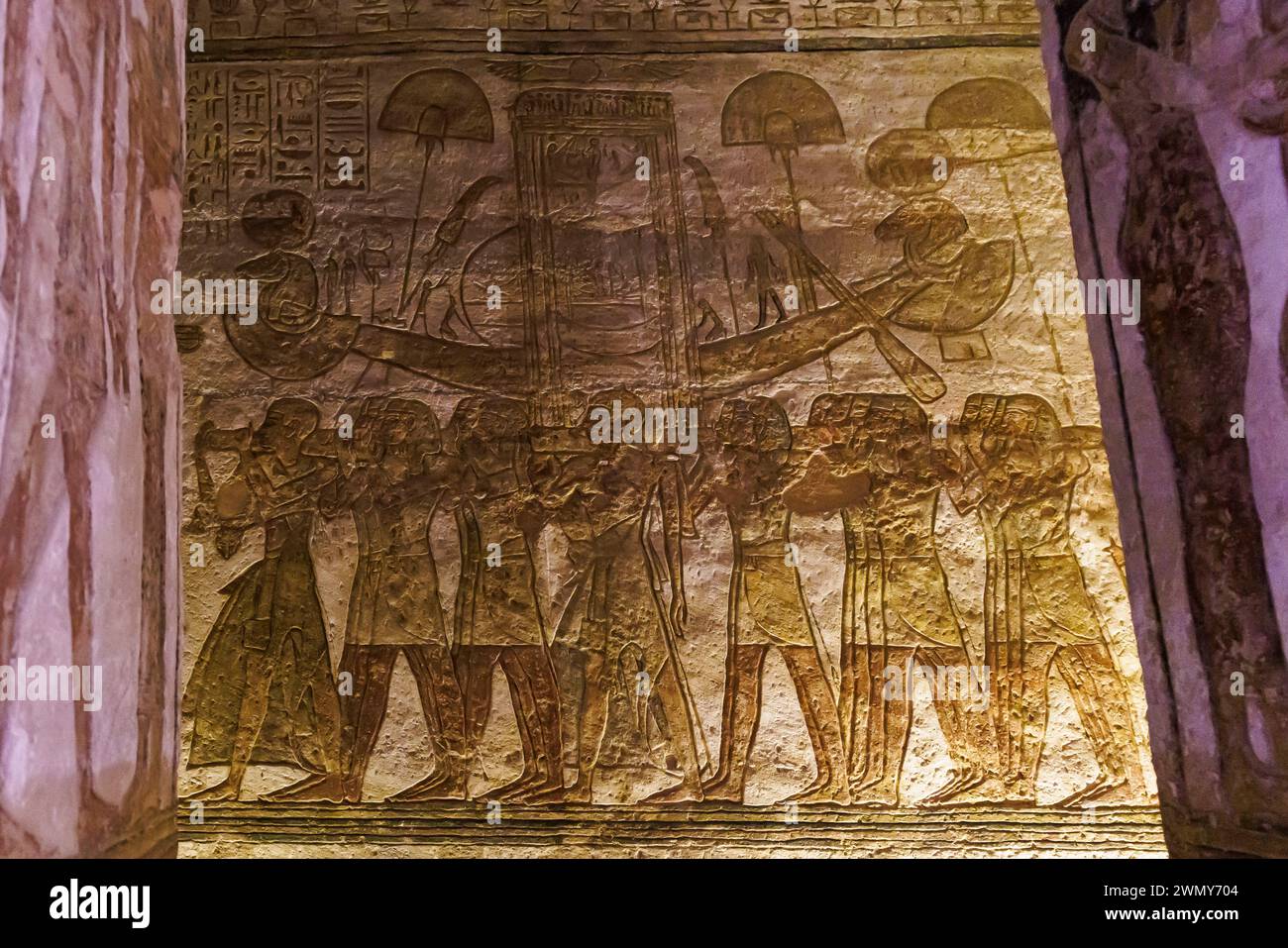 Egitto, Abu Simbel, monumenti nubiani da Abu Simbel a file, patrimonio dell'umanità dell'UNESCO, tempio Ramses II, i prieti trasportano la barca sacra Foto Stock